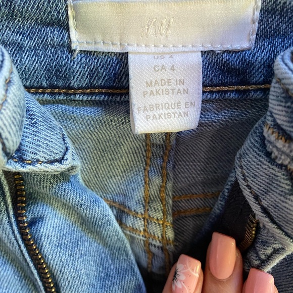 H&M size 4 blue jean shorts - Picture 3 of 3